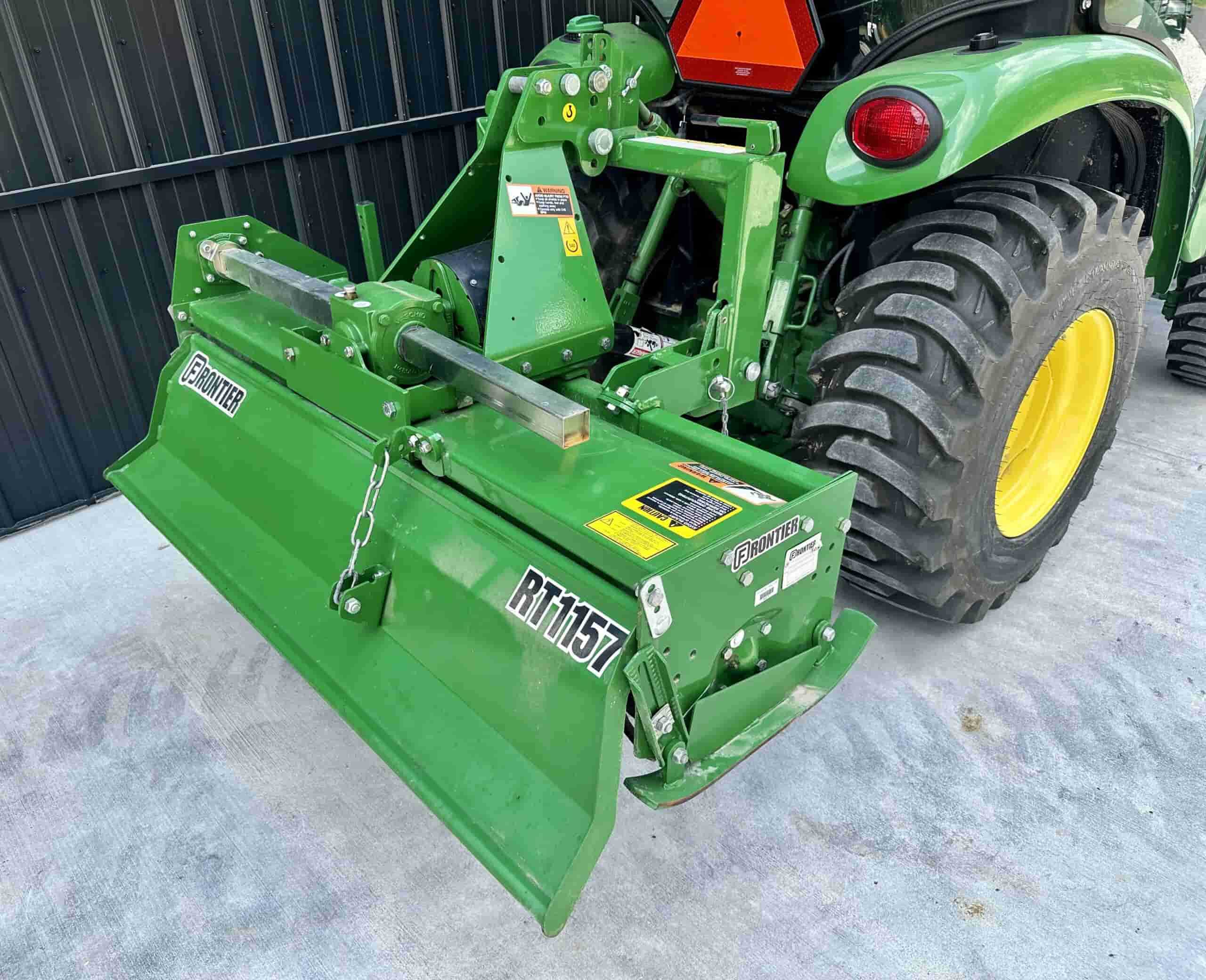 2020 John Deere 3033R
